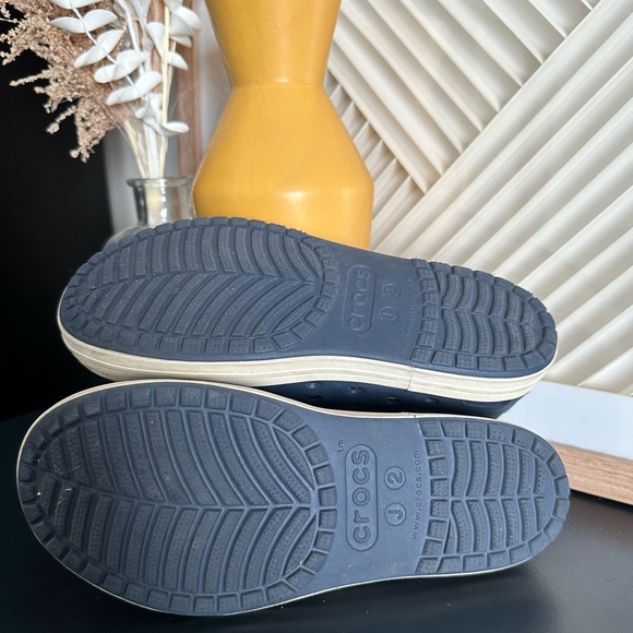 Crocs Big Kids Size 2 - Picture 3 of 4